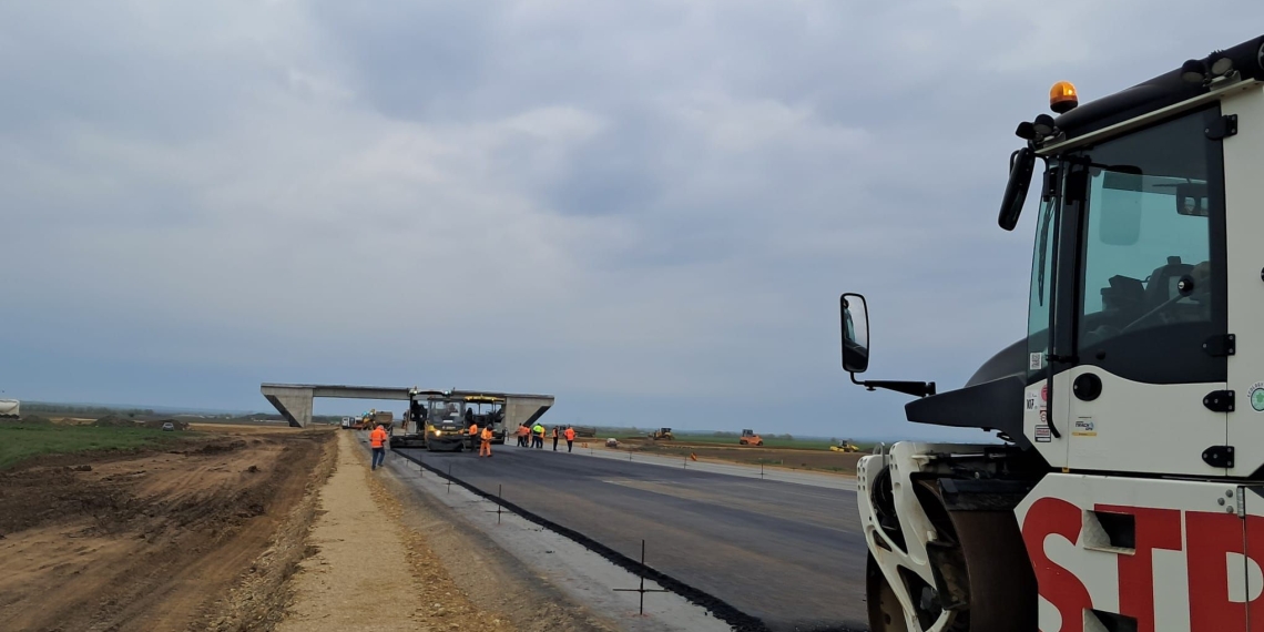 Se așterne asfaltul pe primele porțiuni din noua descărcare de pe A1, de la Sânandrei FOTO