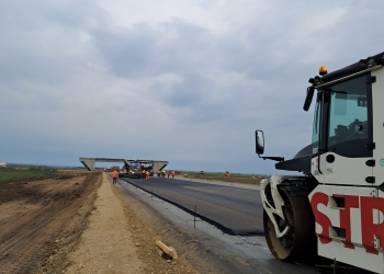 Se așterne asfaltul pe primele porțiuni din noua descărcare de pe A1, de la Sânandrei FOTO