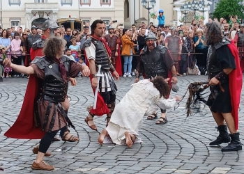 Sute de credincioși au refăcut Drumul Crucii, la Timișoara FOTO