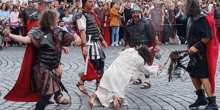 Sute de credincioși au refăcut Drumul Crucii, la Timișoara FOTO