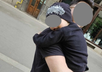 Copil de trei ani și jumătate, pierdut în centrul Timișoarei, găsit de polițiștii locali și predat tatălui