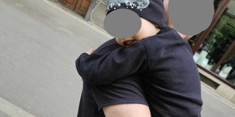 Copil de trei ani și jumătate, pierdut în centrul Timișoarei, găsit de polițiștii locali și predat tatălui