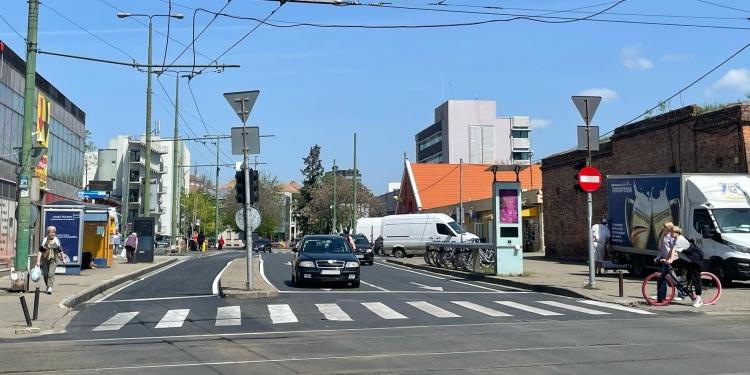 Reparații la trotuare și carosabil în zona Pieței 700 din Timișoara