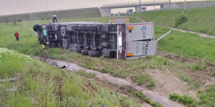 Tir răsturnat pe autostrada A1, la Orțișoara