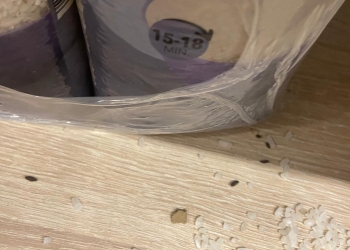 Supermarket din Lugoj, închis de inspectorii OPC. Vindea produse roase de șoareci