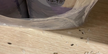 Supermarket din Lugoj, închis de inspectorii OPC. Vindea produse roase de șoareci