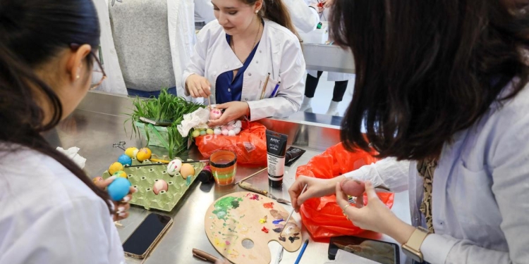 Tradiții păstrate. Ateliere de vopsit ouă pentru studenți la Facultatea de Inginerie Alimentară din Timișoara