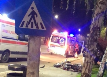 Doi tineri pe motocicletă, băgați în spital de o șoferiță de 19 ani, la Lugoj