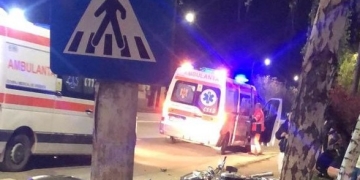 Doi tineri pe motocicletă, băgați în spital de o șoferiță de 19 ani, la Lugoj