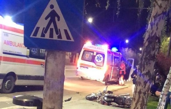 Doi tineri pe motocicletă, băgați în spital de o șoferiță de 19 ani, la Lugoj
