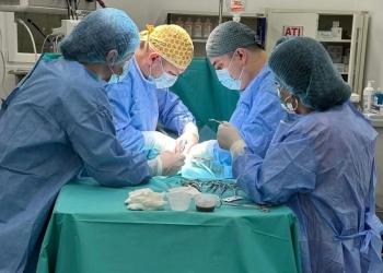 Premieră la Spitalul Orășenesc Deta! O tânără de 26 ani, diagnosticată cu cancer tiroidian, operată cu succes