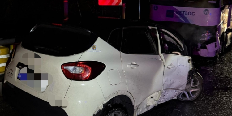 O femeie urmărită de polițiști pe un drum din Banat a murit după ce a intrat cu mașina într-un tir