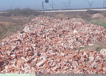 Mii de tone de deșeuri din construcții aruncate pe marginea drumului, în Timiș