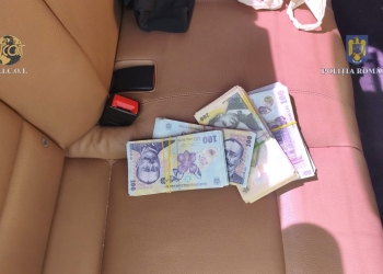 Prinși cu teancuri de bani după ce au vândut droguri! Bărbați reținuți de polițiștii timișoreni