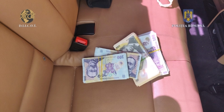 Prinși cu teancuri de bani după ce au vândut droguri! Bărbați reținuți de polițiștii timișoreni