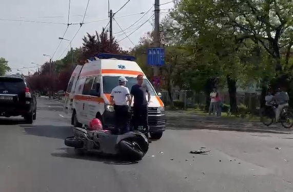 I-a lăsat fără prânz! Curier pe scuter, doborât de o mașină într-o intersecție din Timișoara