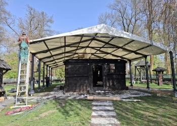 Slujbă de Înviere lângă ruina bisericii de la Topla, de la Muzeul Satului Bănățean