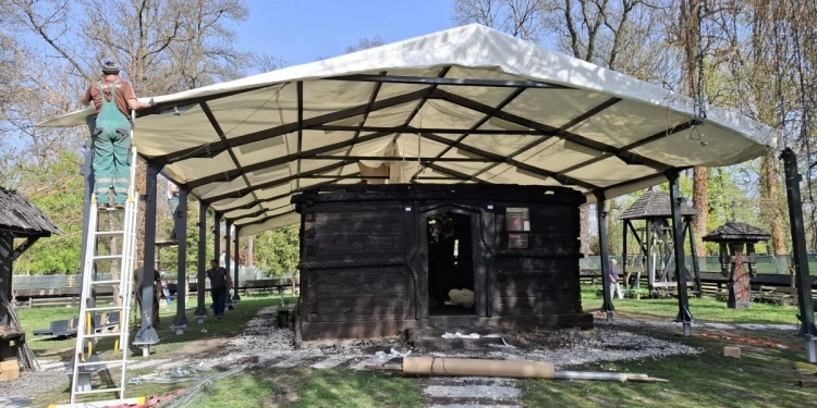 Slujbă de Înviere lângă ruina bisericii de la Topla, de la Muzeul Satului Bănățean