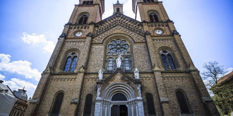 Sinucidere în Sâmbăta Mare, la Timișoara! Un bărbat s-a aruncat de pe o clădire din Piața Romanilor