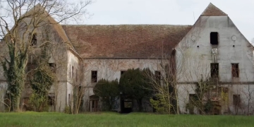 După conacul Mocioni, CJ Timiș mai salvează un monument istoric, Castelul Regal de la Banloc