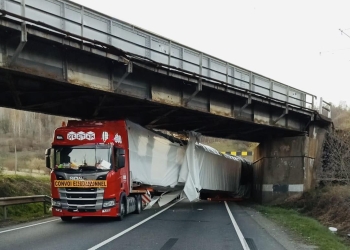 Atenție, șoferi! Nu se circulă pe DN 6, zona Teregova, un transport agabaritic s-a blocat sub un pasaj
