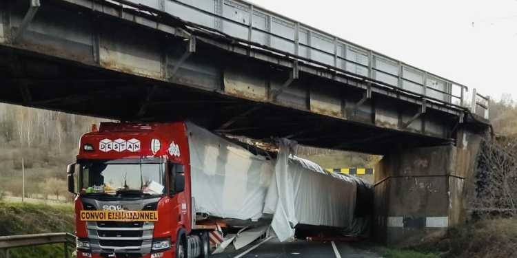 Atenție, șoferi! Nu se circulă pe DN 6, zona Teregova, un transport agabaritic s-a blocat sub un pasaj