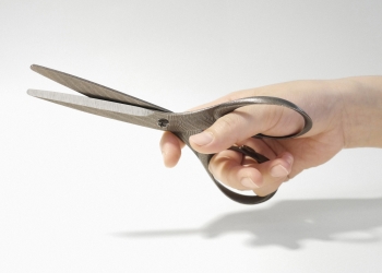 Elev de 13 ani, cu foarfeca îndreptată spre o colegă, într-o școală din Timiș