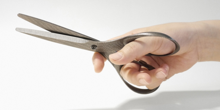 Elev de 13 ani, cu foarfeca îndreptată spre o colegă, într-o școală din Timiș