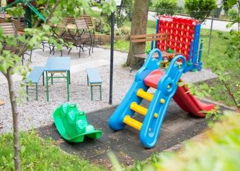 Bărbat complet dezbrăcat lângă un loc de joacă din Timișoara! A fost dus la Psihiatrie