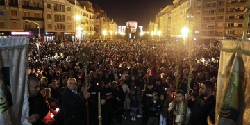 Centrul Timișoarei, luat cu asalt de mii de credincioși care au participat la slujba de Înviere