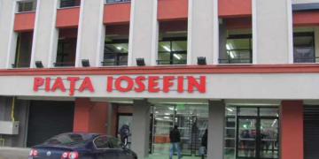 Un tânăr s-a aruncat de pe clădirea Pieței Iosefin din Timișoara