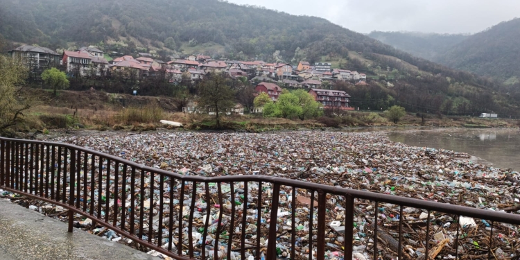 A început curățarea râului Cerna de tonele de gunoaie aruncate în el