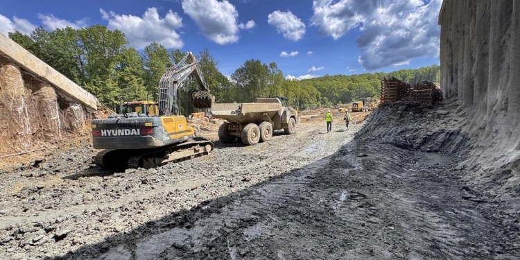 Sute de muncitori și utilaje trag tare pe tronsolul Margina-Holdea de pe A1