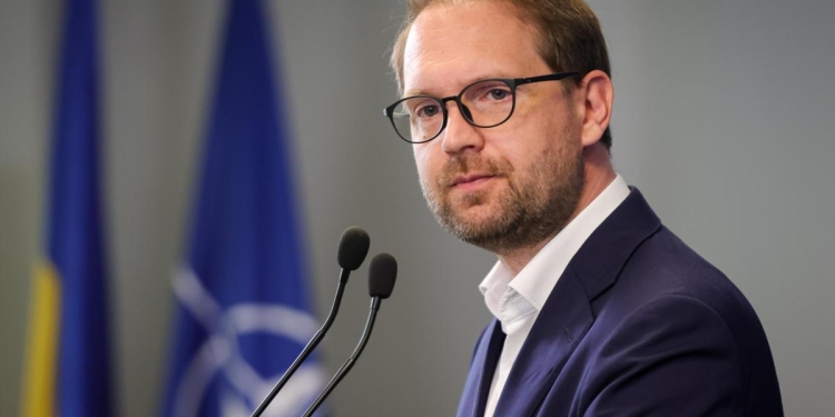 Dominic Fritz avertizează: „Vorbim despre pensiile bunicilor, pe care nu le vom mai putea plăti cu un președinte necredibil ca George Simion președinte. Despre milioane de locuri de muncă care se vor pierde”