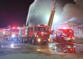 Mobilizare uriașă a pompierilor pentru stingerea unui incendiu la o hală de pe Calea Stan Vidrighin