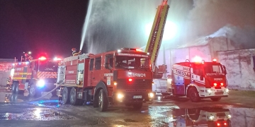 Mobilizare uriașă a pompierilor pentru stingerea unui incendiu la o hală de pe Calea Stan Vidrighin