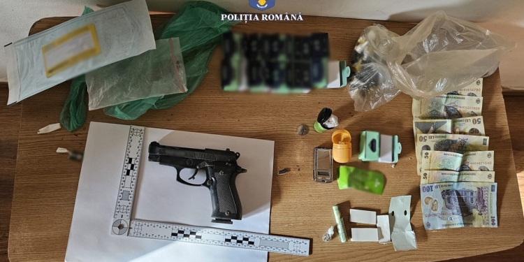 Percheziție la un bărbat din Timiș! Au fost găsite droguri și un pistol FOTO