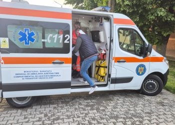 Incident scandalos! Primarul din comuna Șandra, lovit cu sticla în cap de un localnic FOTO