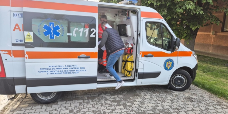 Incident scandalos! Primarul din comuna Șandra, lovit cu sticla în cap de un localnic FOTO