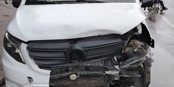 Șofer rănit, în urma unui accident la intersecția B-dului Liviu Rebreanu cu Calea Girocului