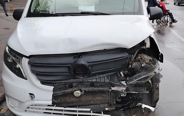 Șofer rănit, în urma unui accident la intersecția B-dului Liviu Rebreanu cu Calea Girocului