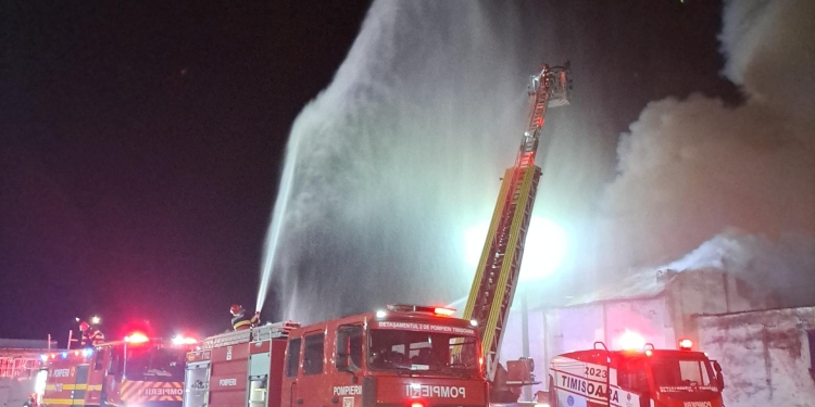 10 microbuze și mașini, distruse de incendiul de pe bulevardul Stan Vidrighin din Timișoara