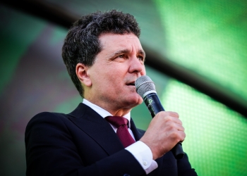 Mai puțini bani pentru tine dacă va câștiga George Simion. La ce trebuie să ne așteptăm dacă duminică învinge extremismul