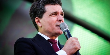 Mai puțini bani pentru tine dacă va câștiga George Simion. La ce trebuie să ne așteptăm dacă duminică învinge extremismul