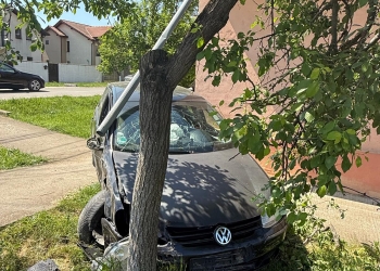 Două fetițe și mama lor, rănite, într-un accident în Timișoara. Mașina lor a intrat într-un cap de pod