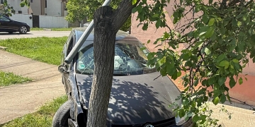 Două fetițe și mama lor, rănite, într-un accident în Timișoara. Mașina lor a intrat într-un cap de pod