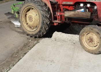 Mașină lovită de tractor, pe un drum din Timiș! Doi răniți, printre care și un copil de șase ani