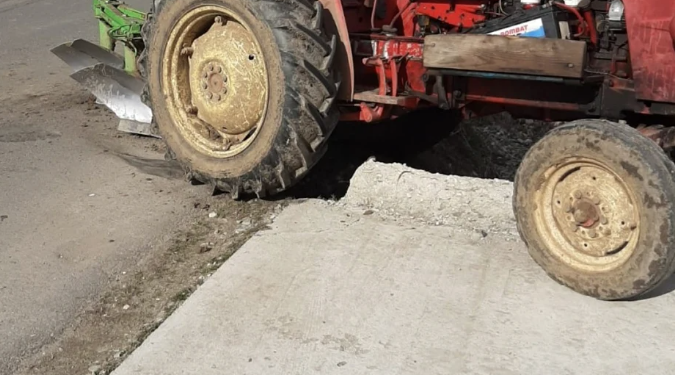 Mașină lovită de tractor, pe un drum din Timiș! Doi răniți, printre care și un copil de șase ani