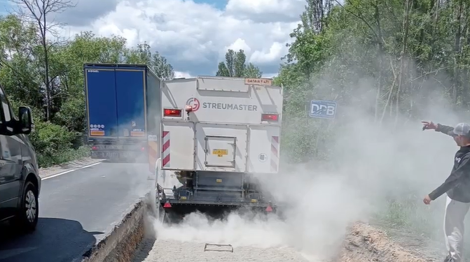 Fără utilaje, dar cu restricții de viteză pe drumul dintre Coșava și Margina, până luni