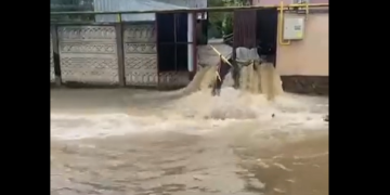 Circulație îngreunată pe un drum național din Banat, din cauza ploilor torențiale